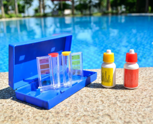 Phân Loại Hóa Chất Làm Sạch Bể Bơi